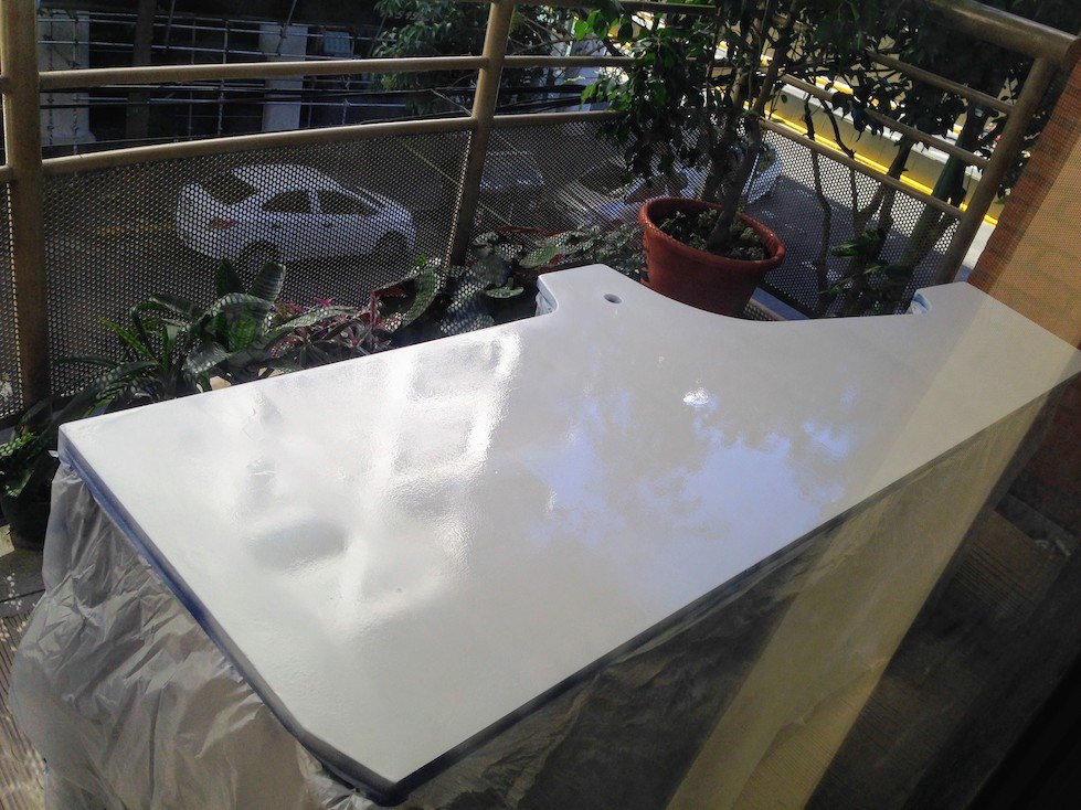 The lateral of the cabinet painted in glossy white