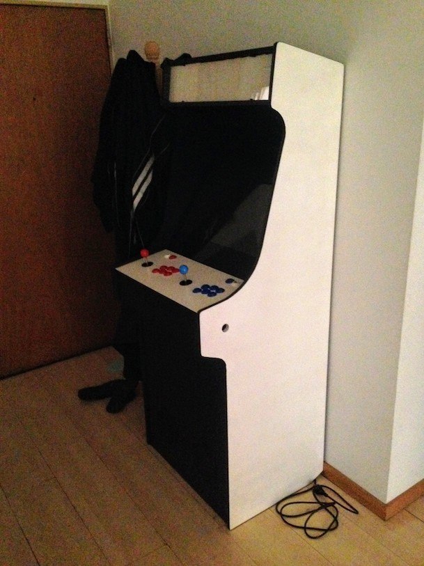 The arcade cabinet painted in black and white